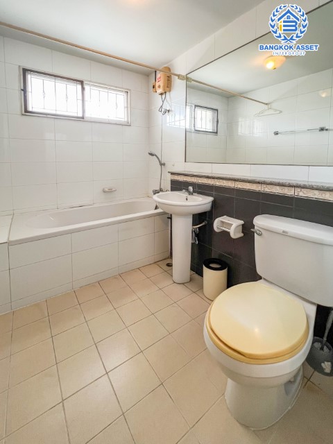 *****ทาวน์เฮ้าส์มือสองย่านนนทบุรี ม.ศุภาลัยวิลล์ รัตนาธิเบศร์ เนื้อที่มากถึง 21 ตร.ว. ฟังก์ชัน 3 ห้องนอน 2 ห้องน้ำ 1 ที่จอดรถ บ้านสภาพพร้อมอยู่ บนทำเลโซนเมือง เดินทางสะดวกเชื่อมต่อถ.รัตนาธิเบศร์ ถ.ติวานนท์ และสนามบินน้ำ เพียง 10 นาทีก็ถึงรถไฟฟ้าสายสีม่วง "สถานีศูนย์ราชการนนทบุรี" ใกล้ทางด่วน "งามวงศ์วาน"